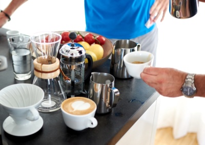 Barista Kurs @ Home, Arbeitsplatz in der Küche mit Handfilter, Cappuccino und Milchkännchen
