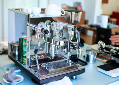 Siebträgermaschine zu Hause, vorbereitet für das Barista Einzeltraining