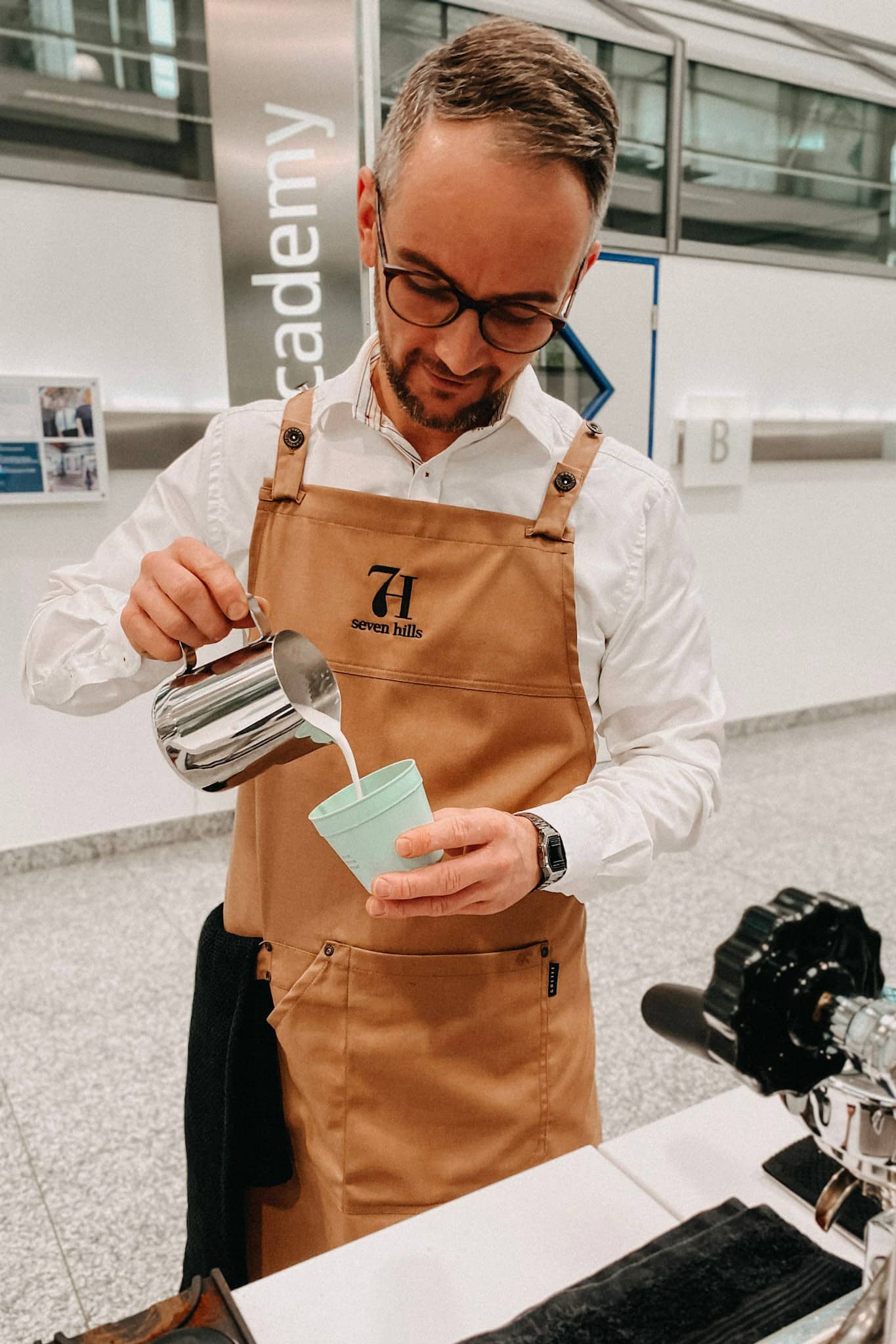 Barista Catering Barista gießt Capuccino