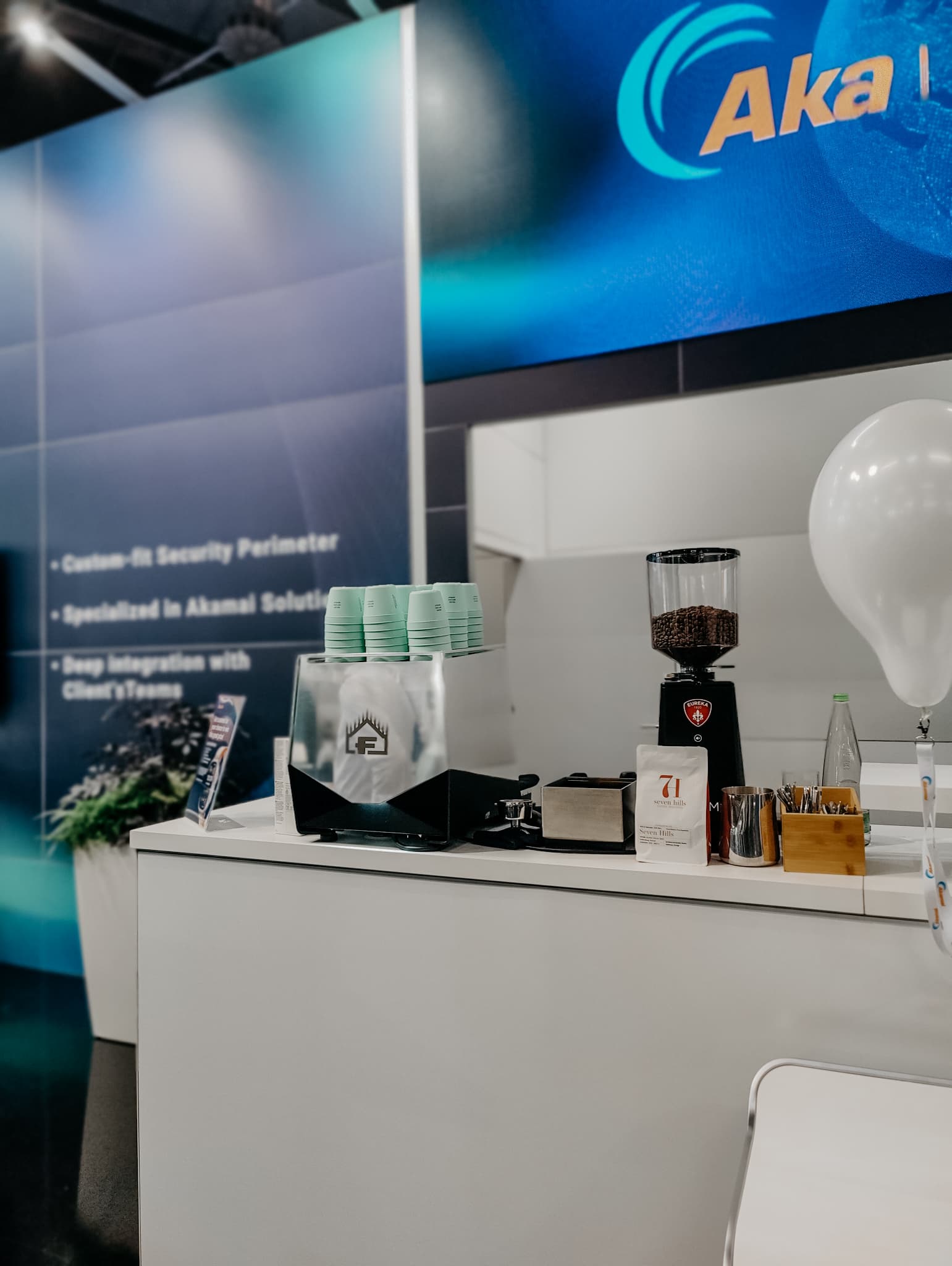 Barista Catering am Messestand mit Siebträgermaschine und Mühle auf der it-sa