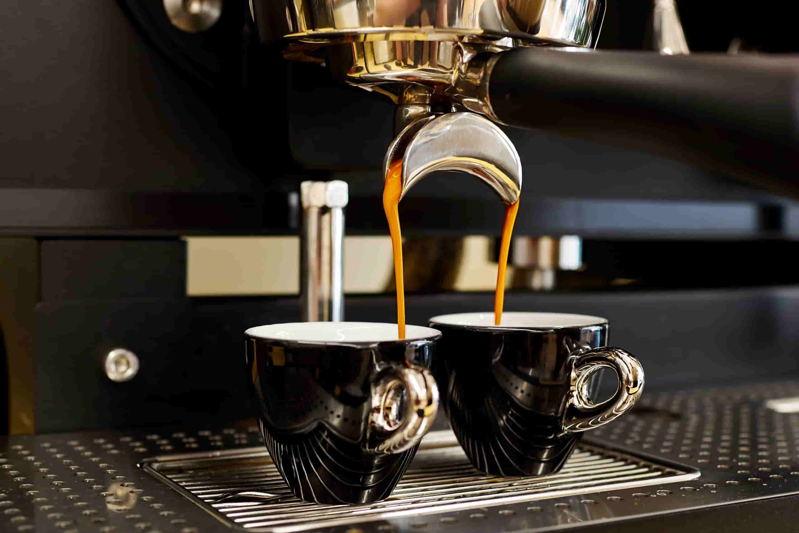 Baristakurs - Basic Espresso läuft aus dem Siebträger in zwei Tassen