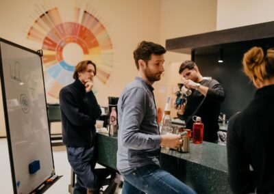 Espresso läuft in eine Keramiktasse, Waage zeigt Zeit und Gewicht an