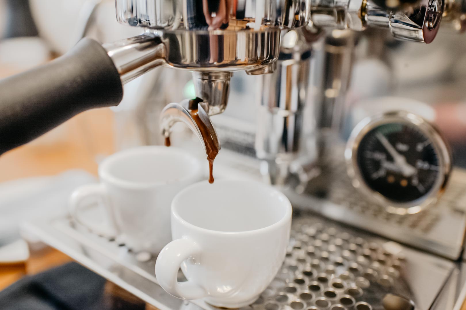 Baristakurs - Basic_12 Barista gießt Latte Art in eine Cappuccinotasse