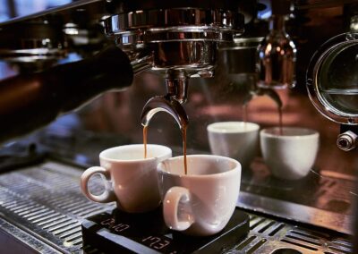 Doppelter Espressobezug in zwei Tassen an der Siebträgermaschine