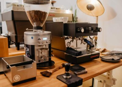 Barista Arbeitsplatz mit Espressomühle, Siebträgermaschine, Tamper und Waage im Baristakurs Bamberg