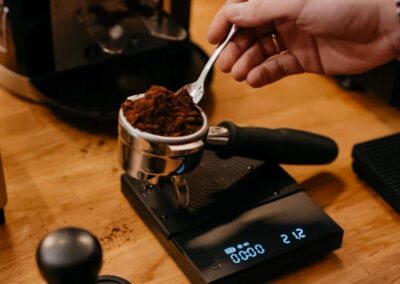 Kaffeemehl wird im Siebträger auf der Waage abgewogen