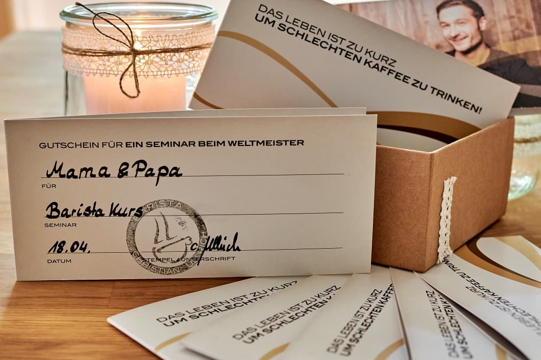 Handgeschriebener Gutschein für ein Baristaseminar in einer Geschenkbox