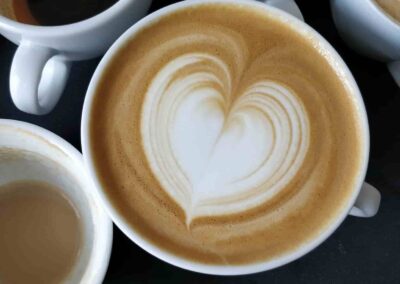 Cappuccino mit gegossenem Herz aus Milchschaum im Latte Art Kurs Bamberg
