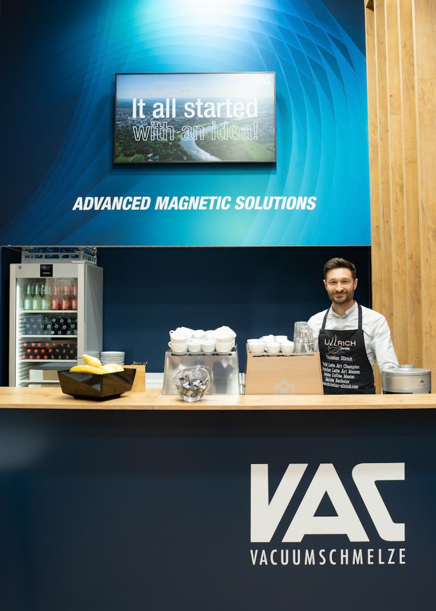 barista-catering-messestand-vacuumschmelze-pcim.jpg Christian Ullrich hinter der Kaffeebar am Messestand der VACUUMSCHMELZE auf der PCIM