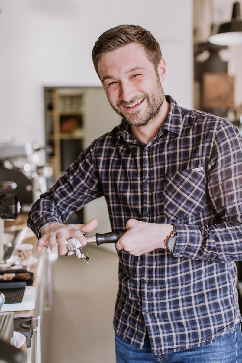 christian-ullrich-barista-trainer-kaffeeschule.jpg Christian Ullrich mit Siebträger in der Hand in der Kaffeeschule