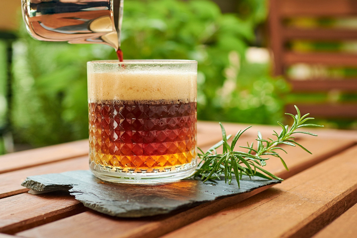 espresso-tonic-kaffeecocktail-seven-hills.jpg Espresso Tonic im Glas, Espresso wird über Tonic und Eis gegossen