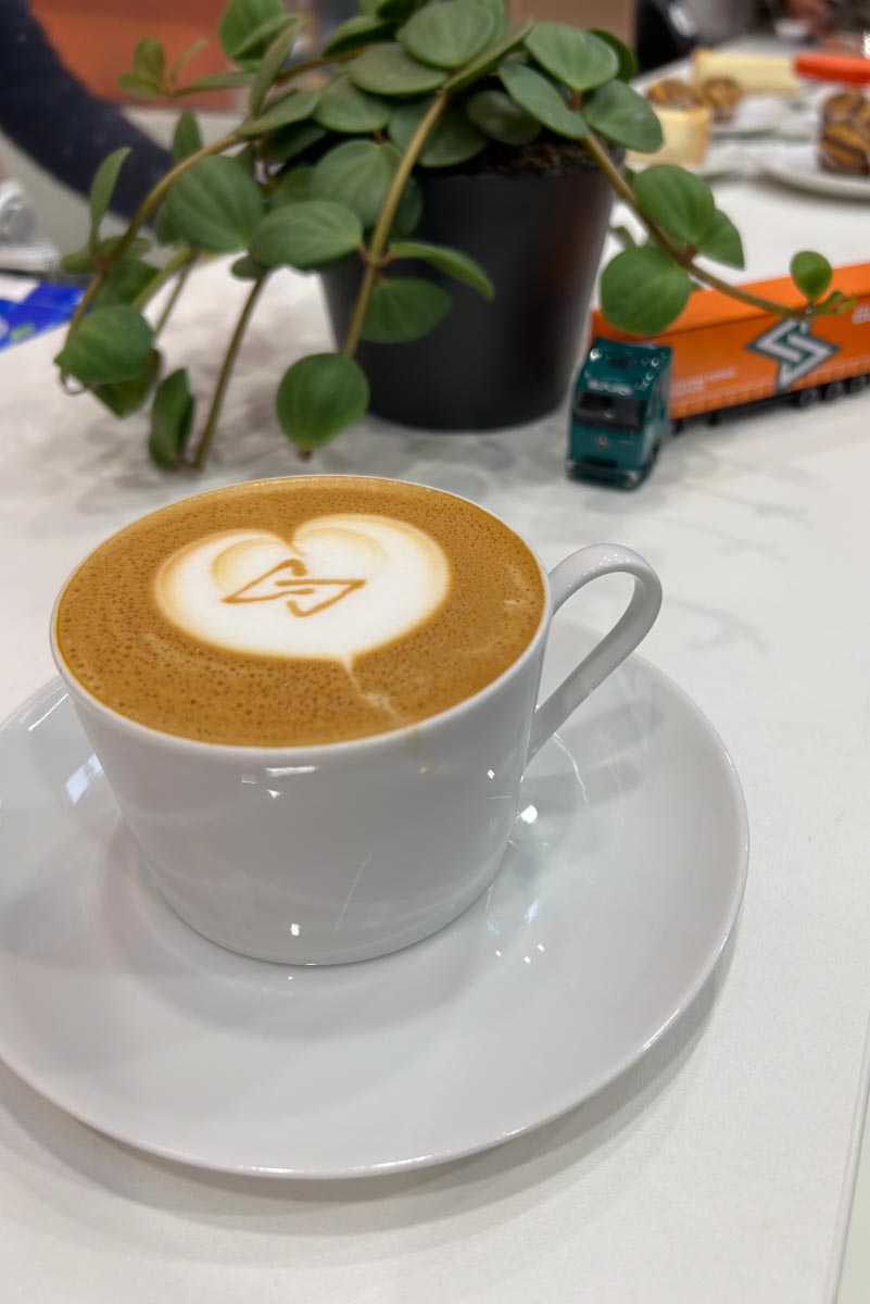 firmenlogo-im-cappuccino-latte-art.jpg Cappuccino mit Firmenlogo im Milchschaum, gestaltet vom Barista am Messestand