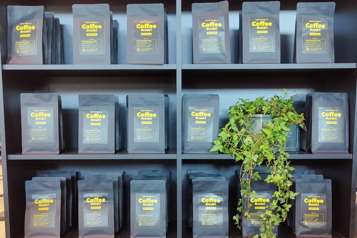 kaffee-eigendesign-firmenkunde-seven-hills.jpg Kaffeetüten im Eigendesign eines Firmenkunden, geröstet von Seven Hills Coffee Roasters