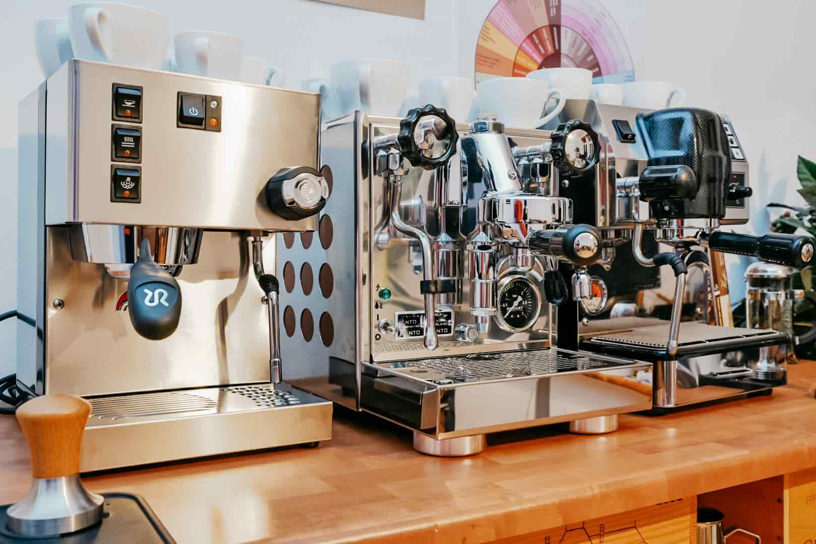 kaffee-equipment-kompass-siebtraegermaschinen-vergleich.jpg Verschiedene Siebträgermaschinen nebeneinander im Vergleich
